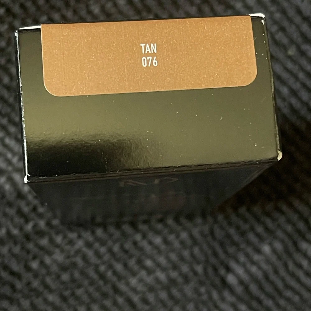 KVD Good Apple Tan 076 Full-Coverage Transfer-Proof Serum Foundation